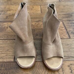 UGG AUSTRALIA  Ginger Open Toe Bootie Size 9.5